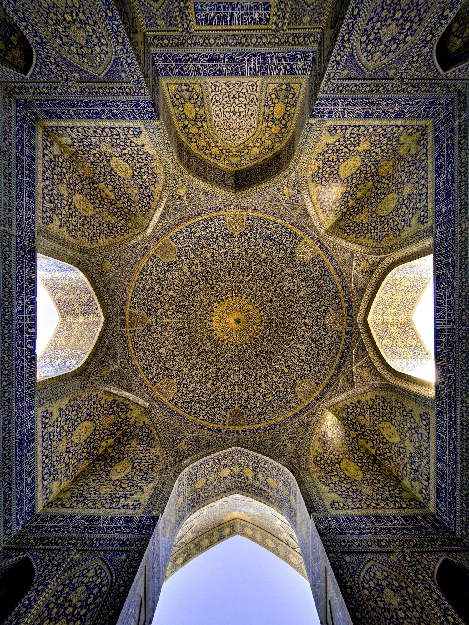 Mosquée du Shah (mosquée de l’Imam), salle à coupole vue à la verticale — format portrait