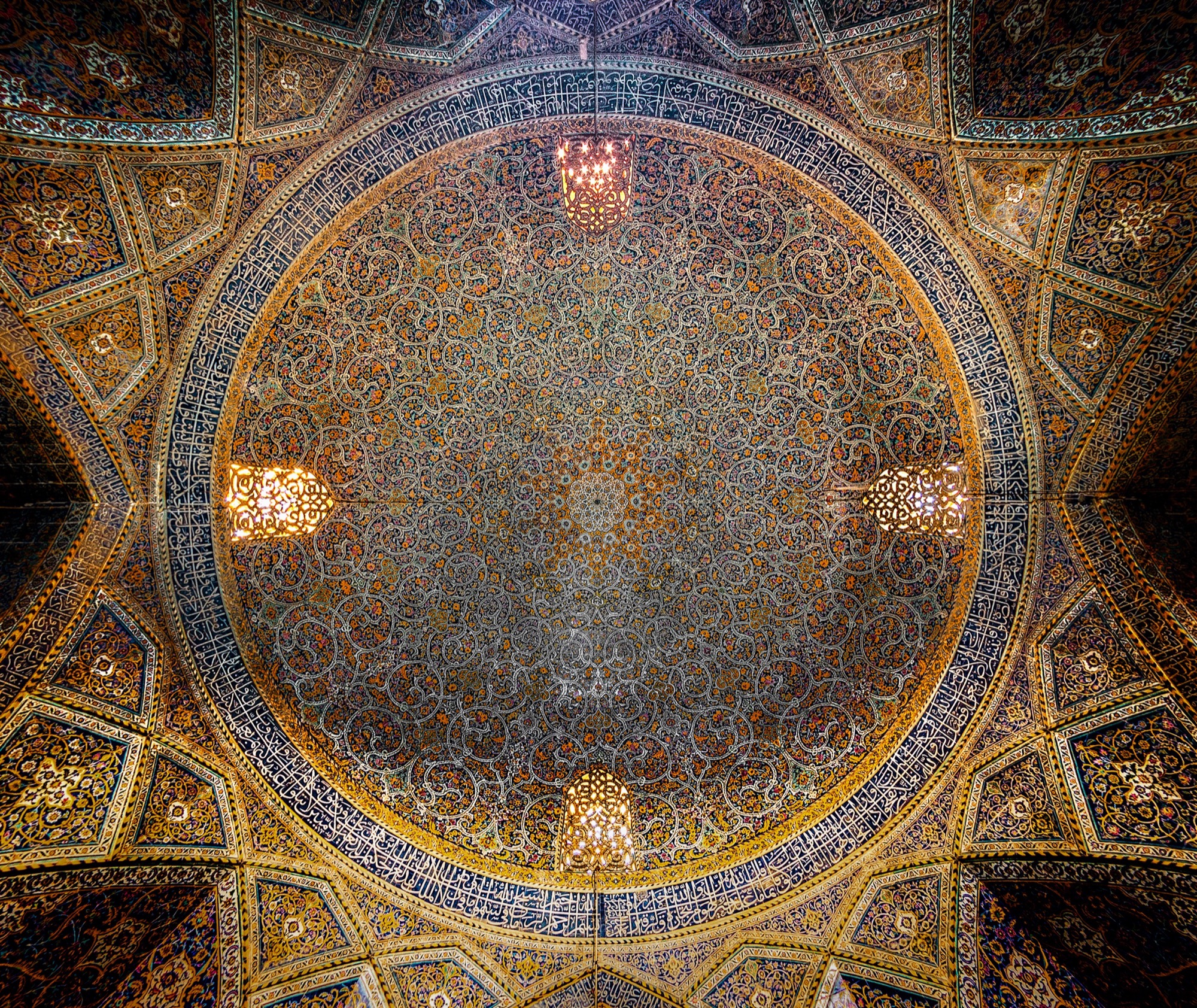 Mosquée Seyyed, coupole peinte aux arabesques dorées (EXIF ImageDescription : « Dome of seyyed mosque », 23 février 2013)