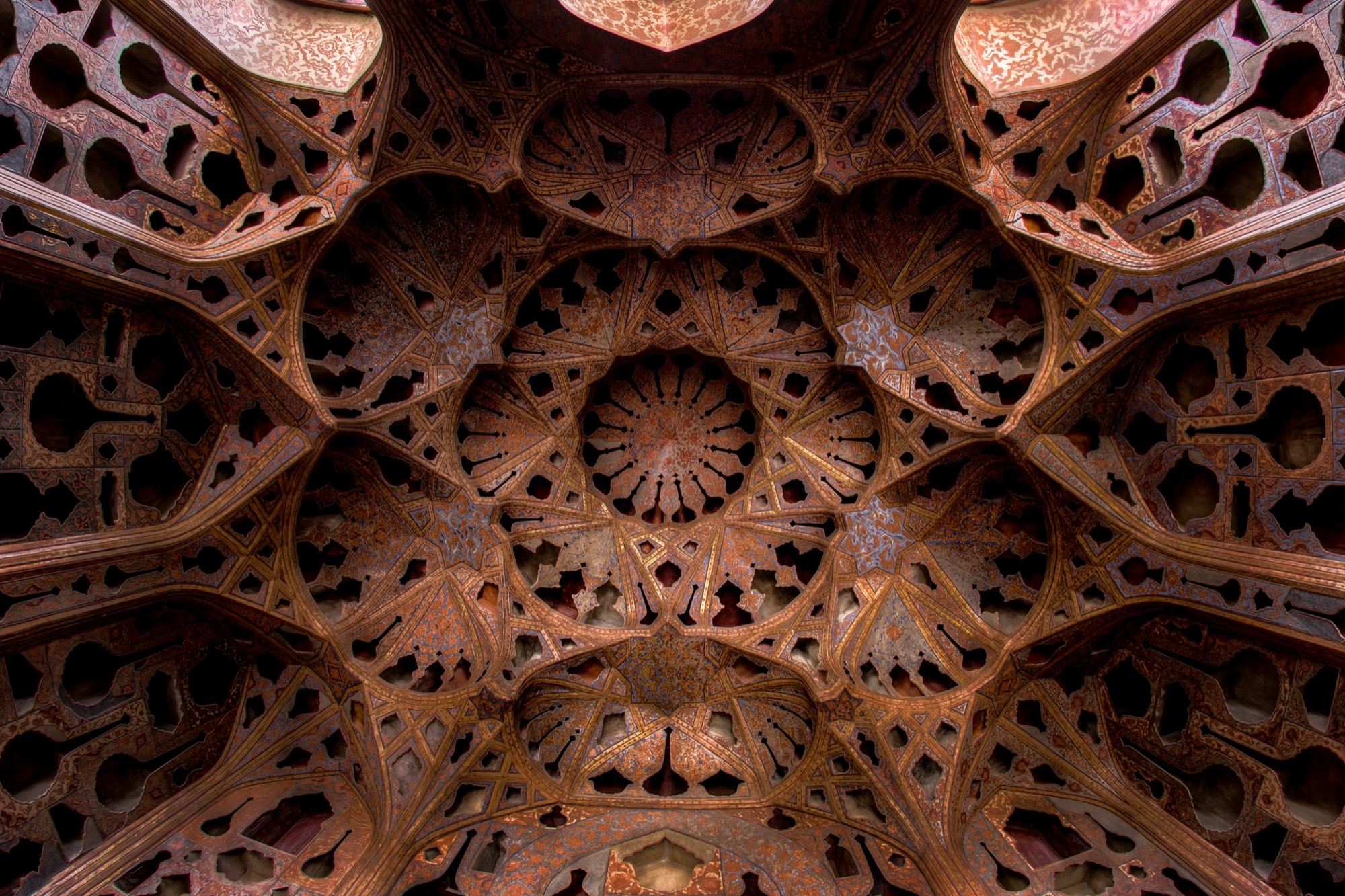 Palais Ali Qapu, salon de musique — voûte de stuc ajouré