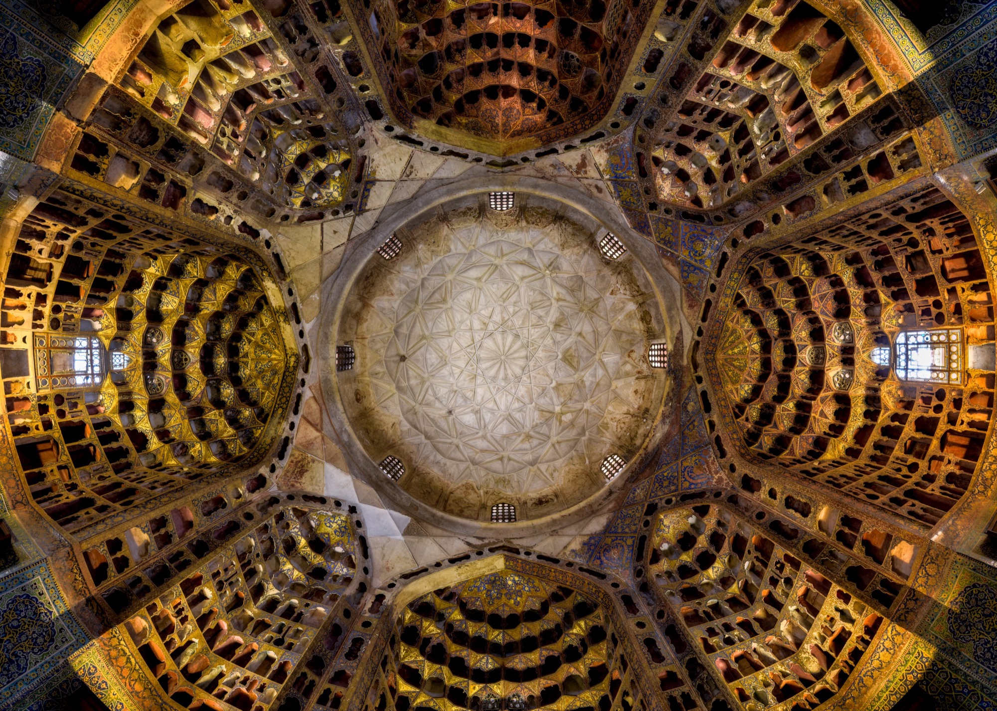 Vue zénithale au fish-eye d’une salle de stucs aux murs creusés de niches (probablement le salon de musique d’Ali Qapu)