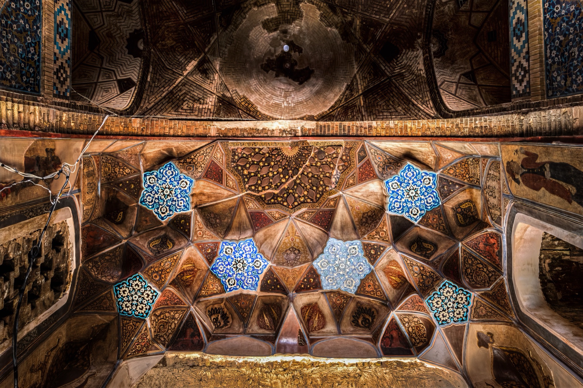 Voûte à muqarnas aux carreaux étoilés bleus (voyage à Kerman, 2019 ; édifice à confirmer)