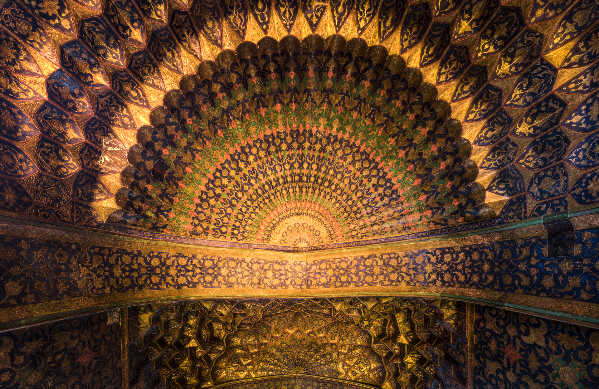 Sanctuaire de Cheikh Safi al-Din, demi-coupole à muqarnas dorés