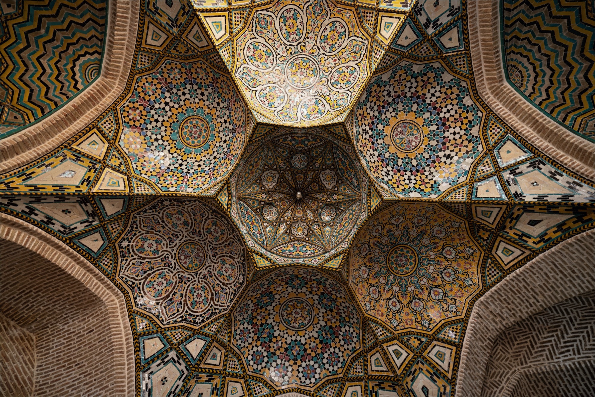 Petites coupoles de faïence et muqarnas (même visite que p073)