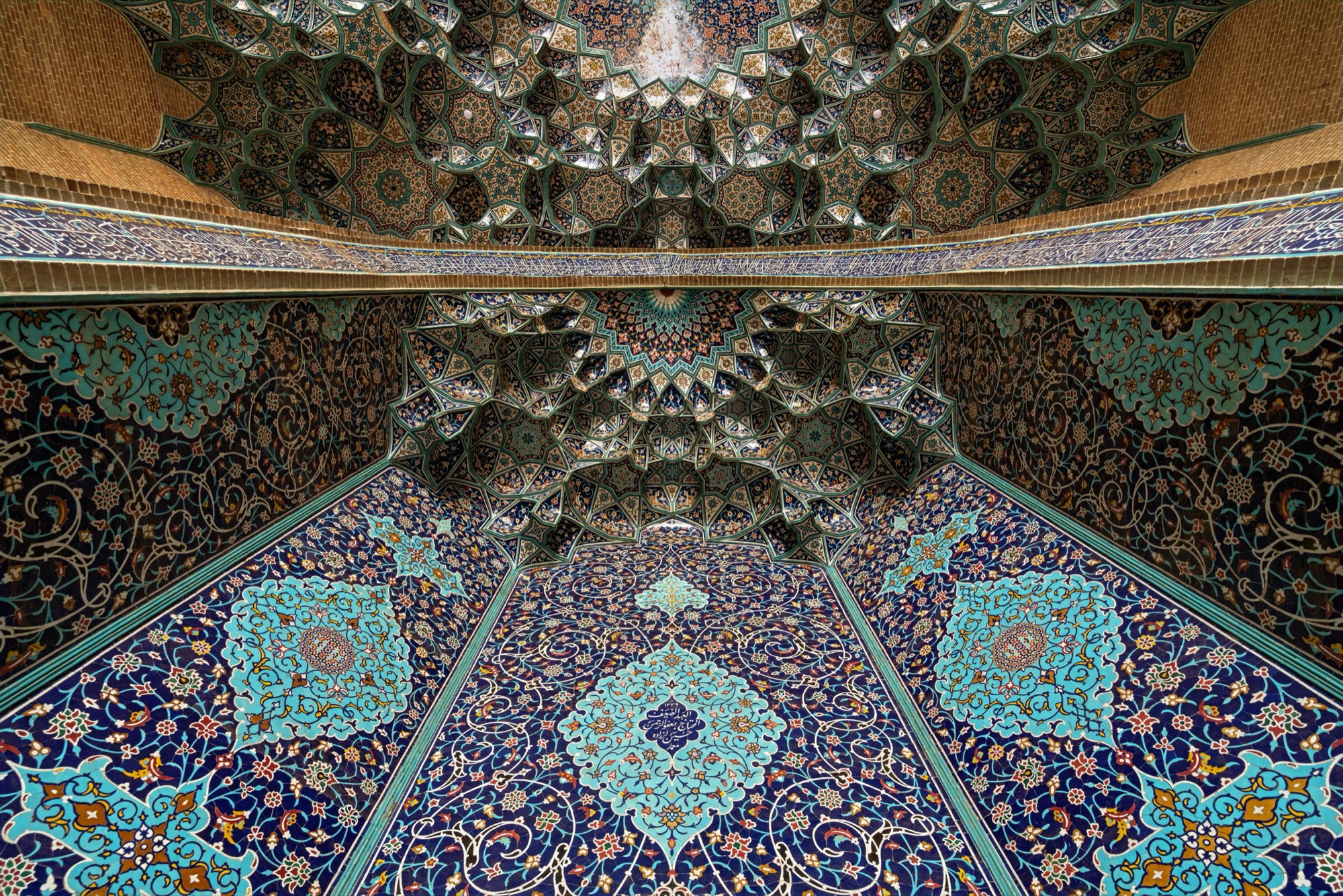 Iwan à muqarnas, faïence bleue (même visite que p073)