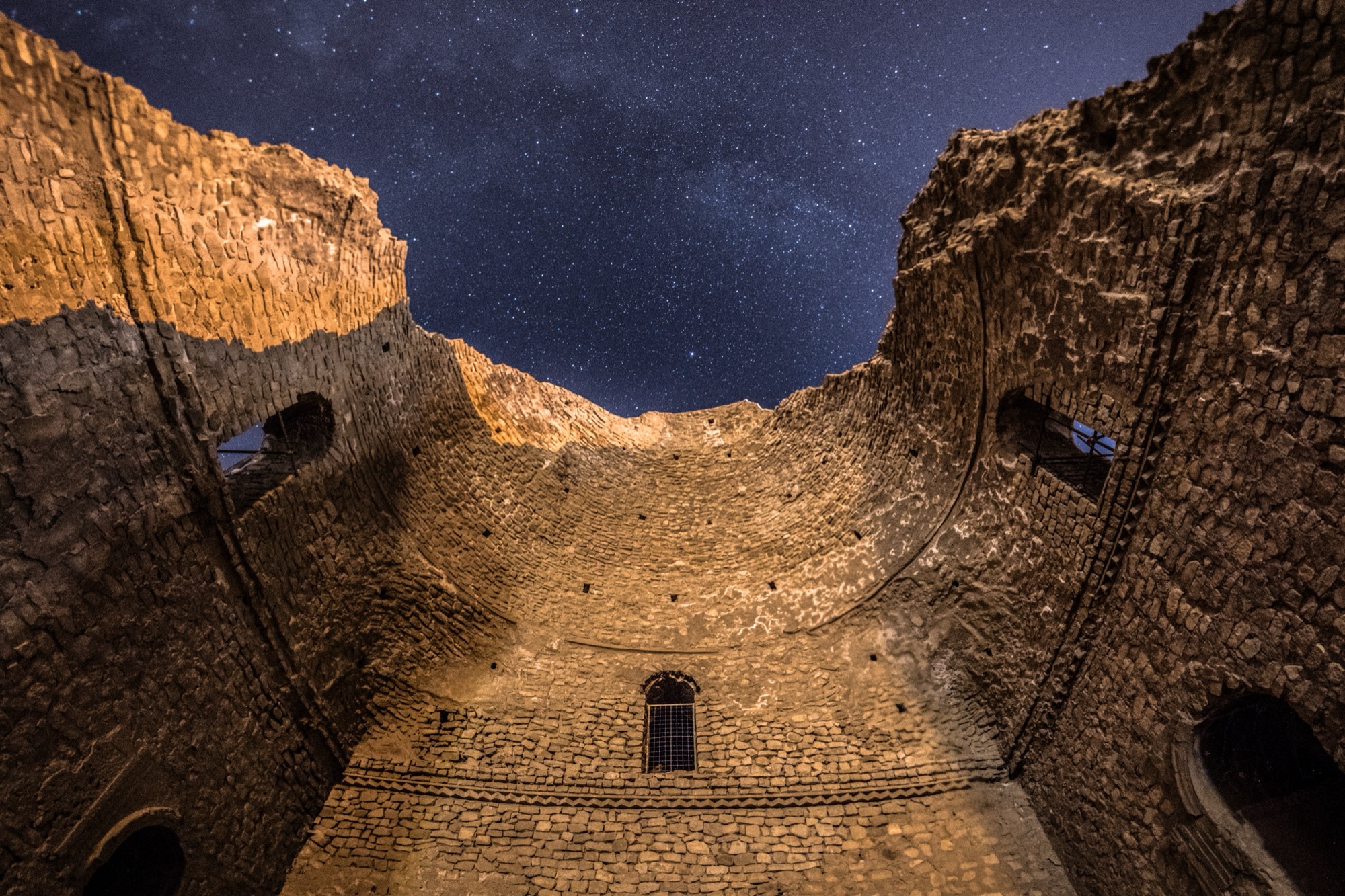 Palais d’Ardachir, salle à coupole en ruine sous les étoiles