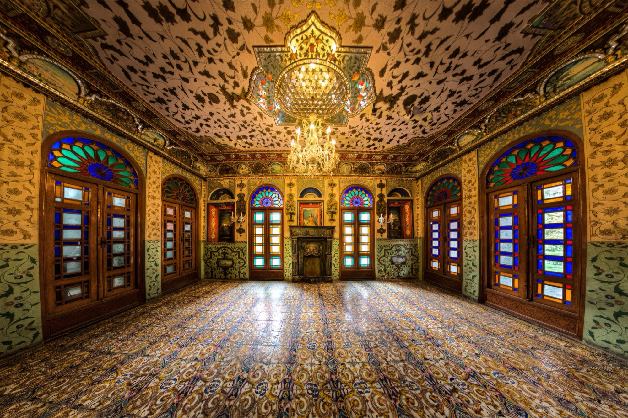 Une salle d’époque qadjare du palais du Golestan, à Téhéran, avec ses fenêtres de verre coloré et ses murs peints.