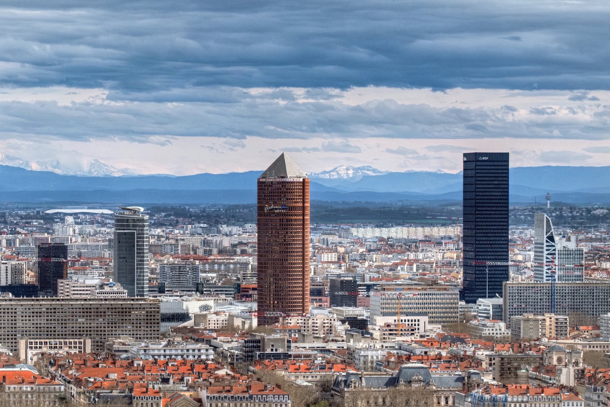 Les tours de la Part-Dieu, avec les Alpes à l’horizon, Lyon.
