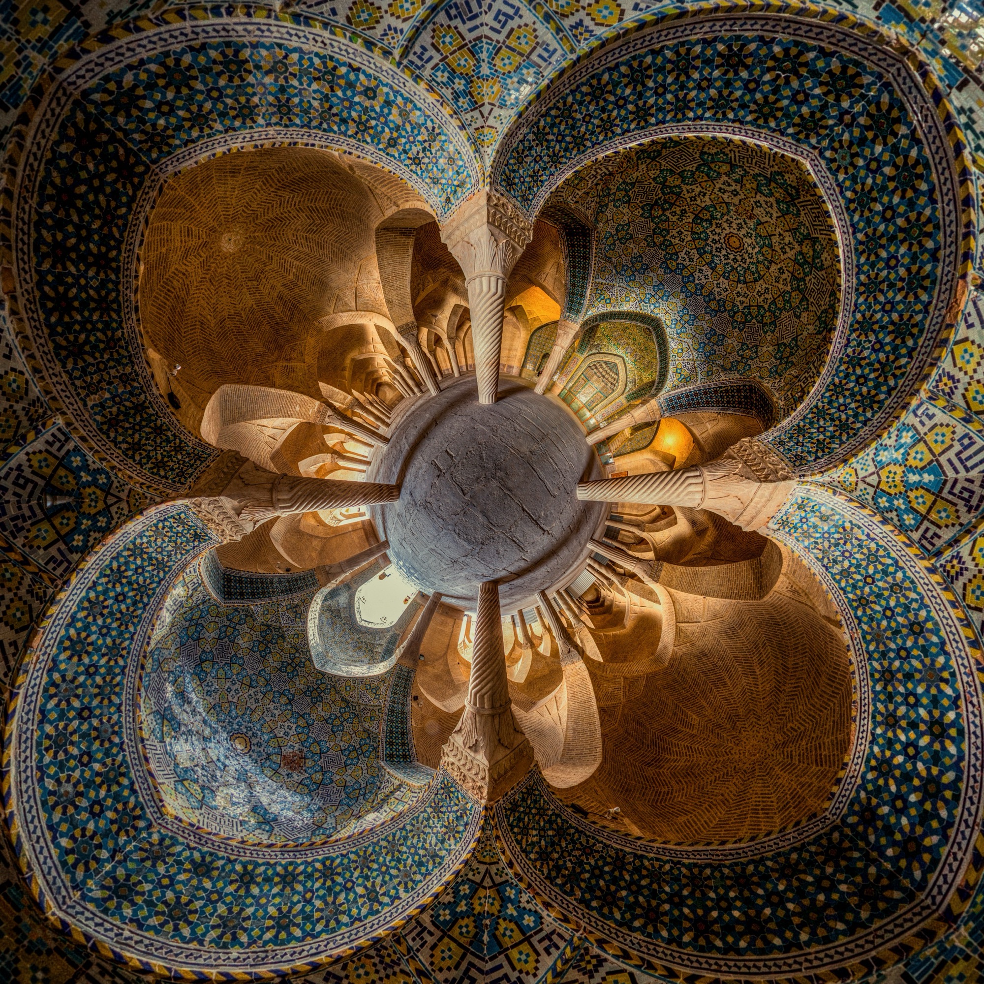 La mosquée Vakil, à Chiraz, repliée en une vue sphérique : quatre voûtes de céramique s’ouvrent comme des pétales autour d’une petite planète de colonnes sculptées en spirale.