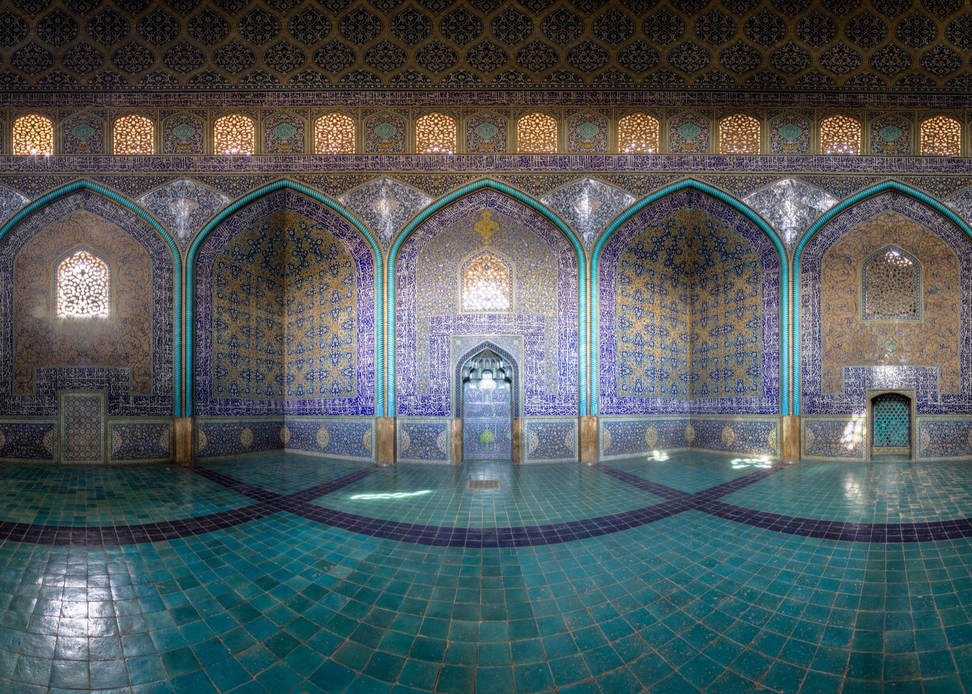 Sheikh Lotfollah Mosque, prayer hall with window light on the floor