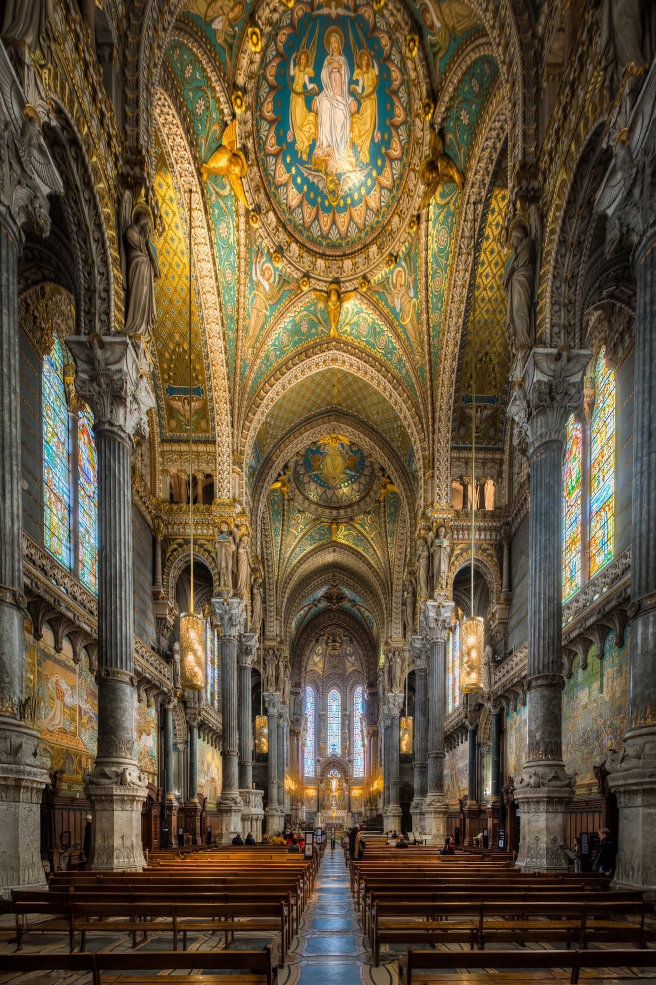 Basilique Notre-Dame de Fourvière, nave (symmetrical)