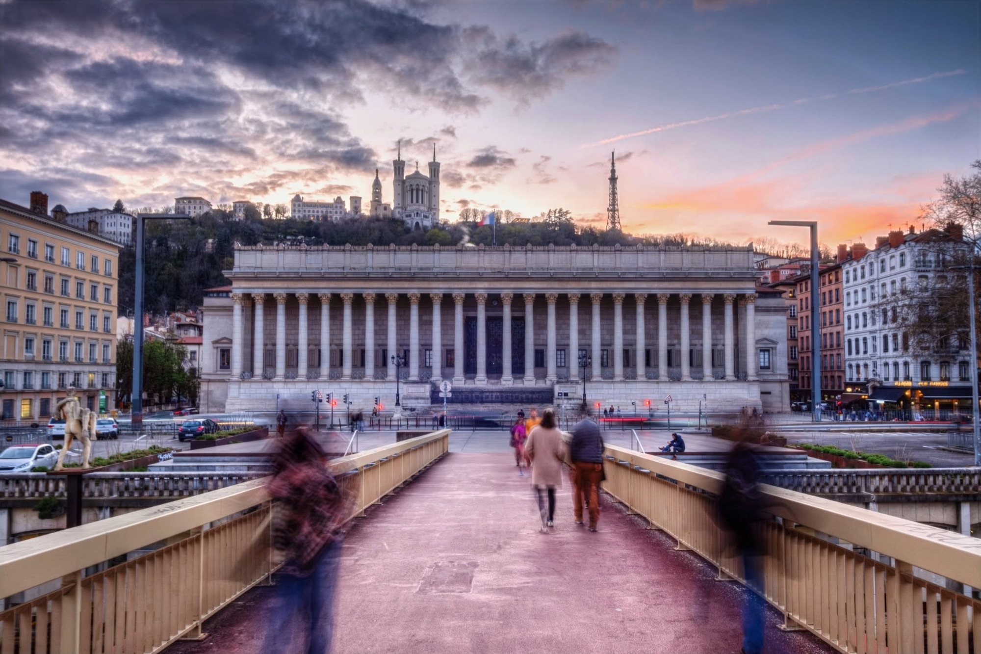 Palais de Justice historique (24 colonnes) and Fourvière from the footbridge