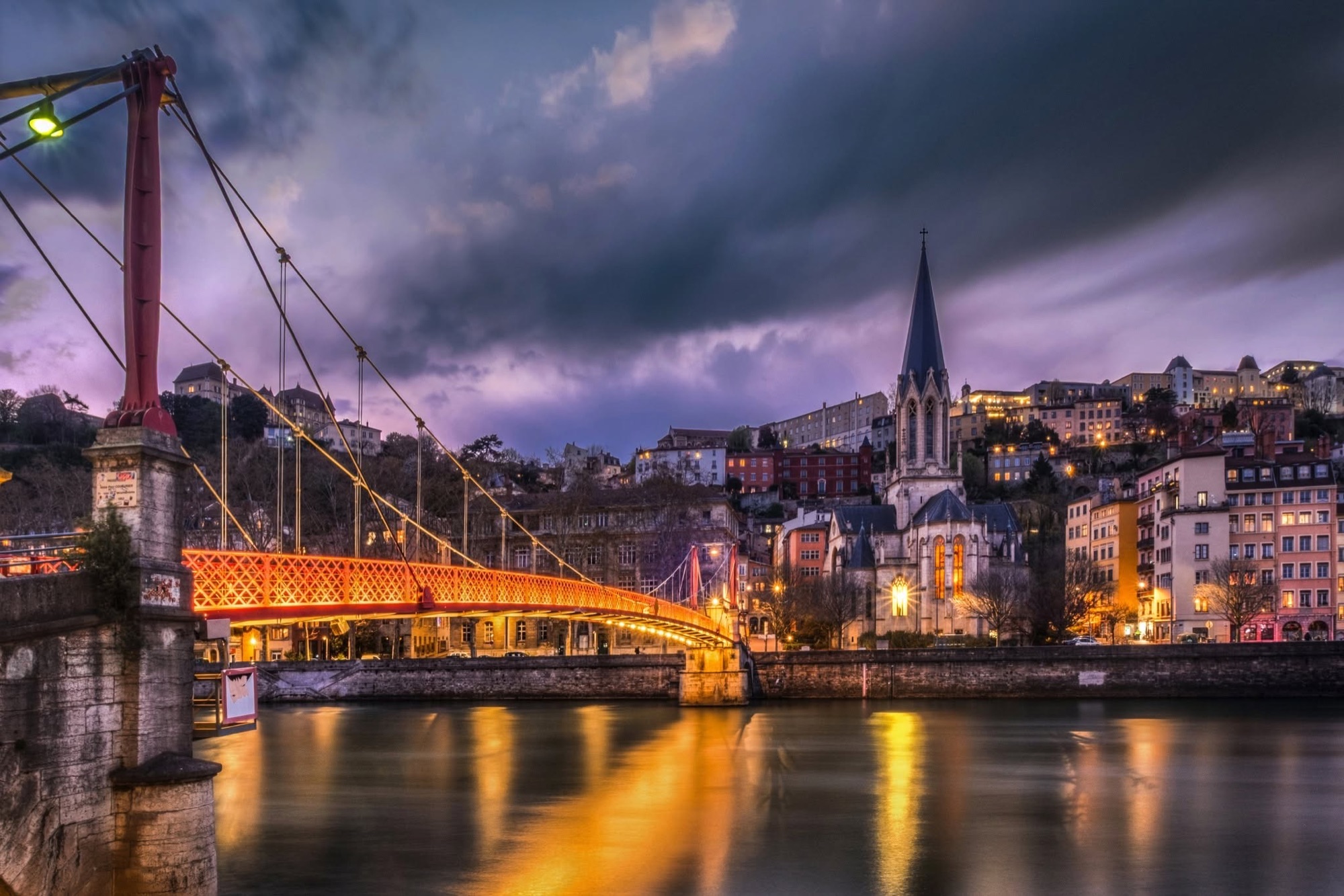 Église Saint-Georges and Passerelle Saint-Georges at dusk