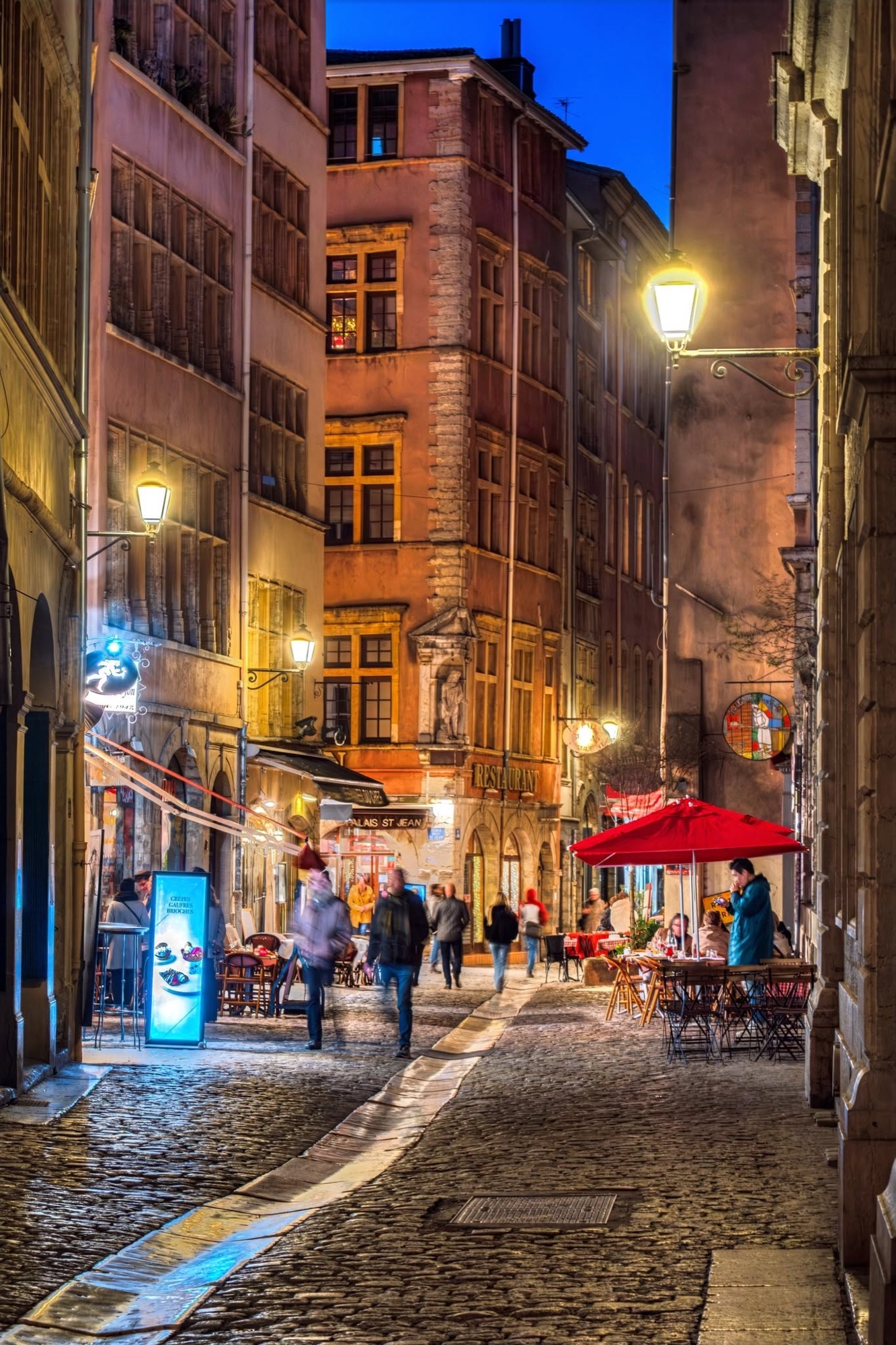 Rue Saint-Jean, Vieux Lyon, at night