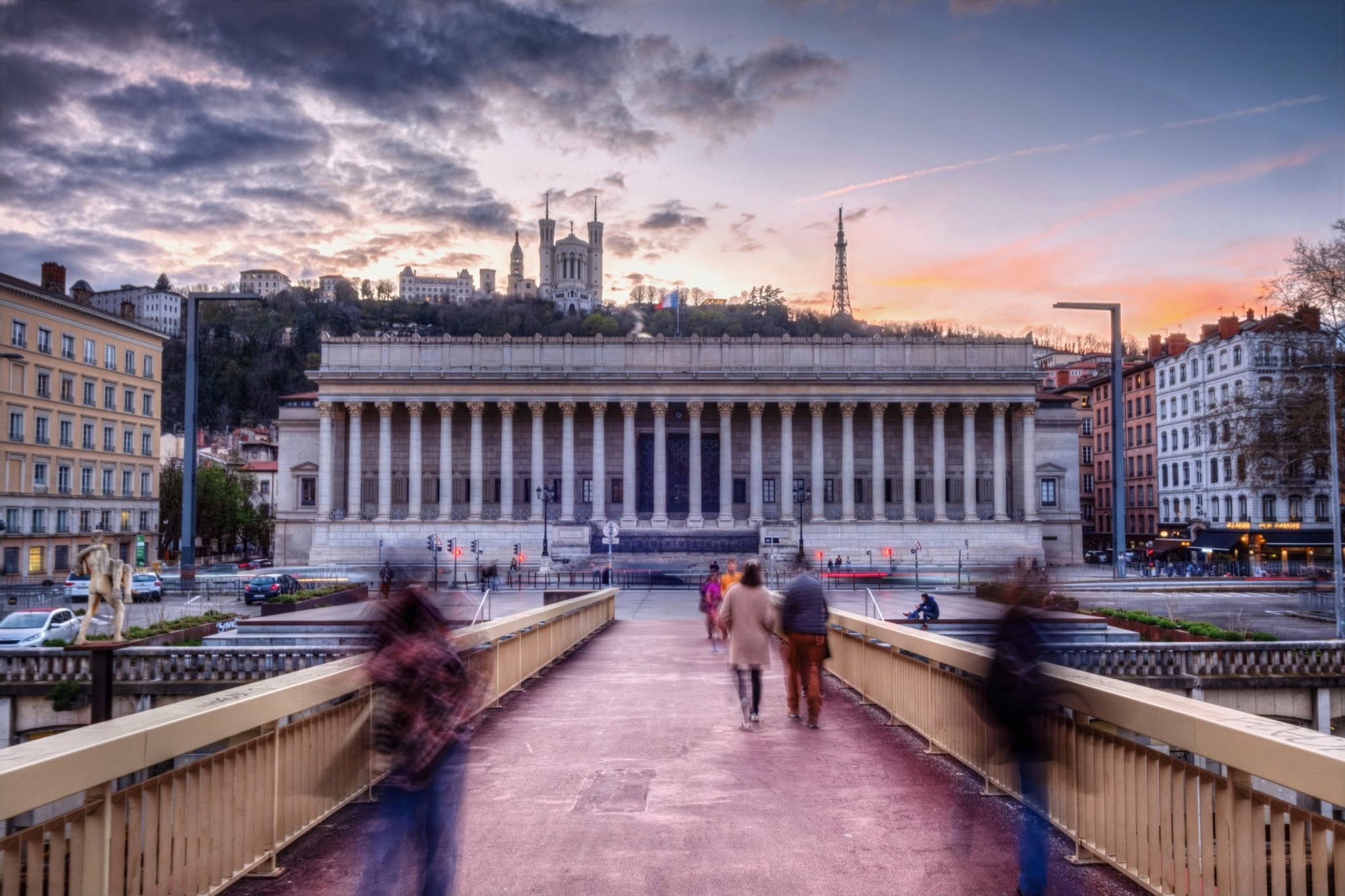 Le palais de justice historique, dit des « 24 colonnes », et Fourvière, vus depuis la passerelle