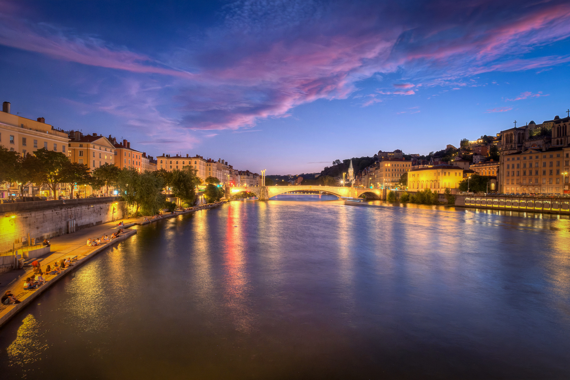 La Saône à l’heure bleue depuis la passerelle du Palais de Justice : le pont Bonaparte, la flèche de Saint-Georges et les tours de la cathédrale Saint-Jean