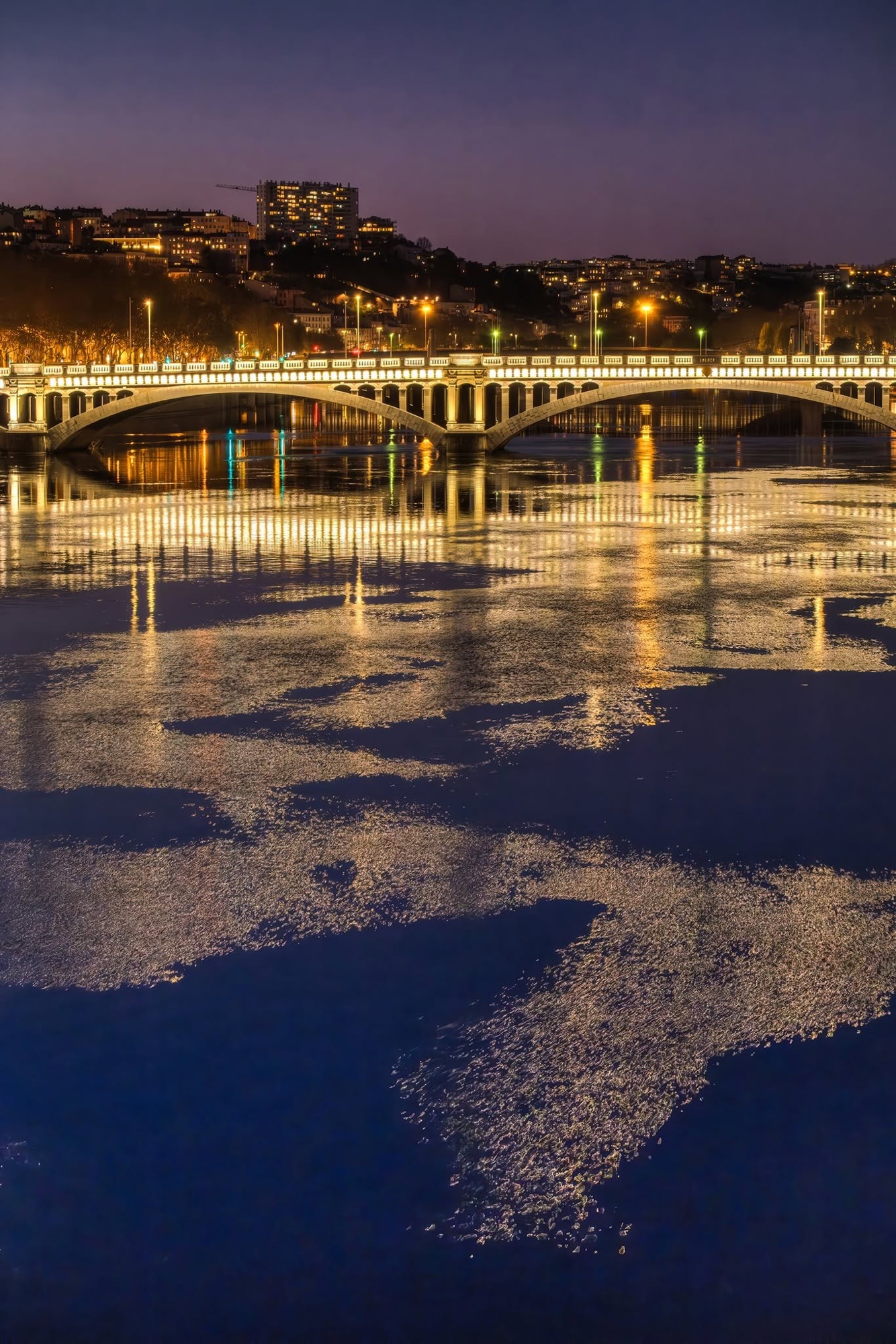 Les lumières des ponts du Rhône et leurs reflets, la nuit