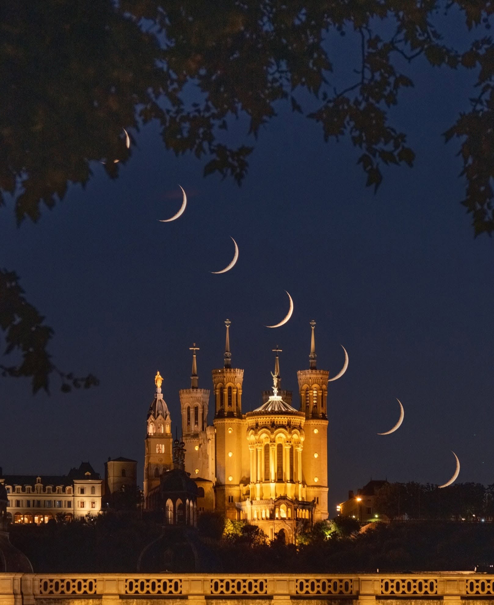 Séquence d’un croissant de lune au-dessus de Fourvière, la nuit
