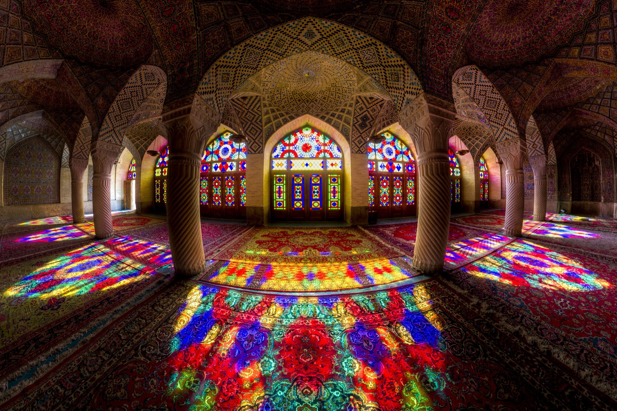 Mosquée Nasir-ol-Molk, salle de prière d’hiver — la lumière du matin traverse les orosi et se pose sur les tapis