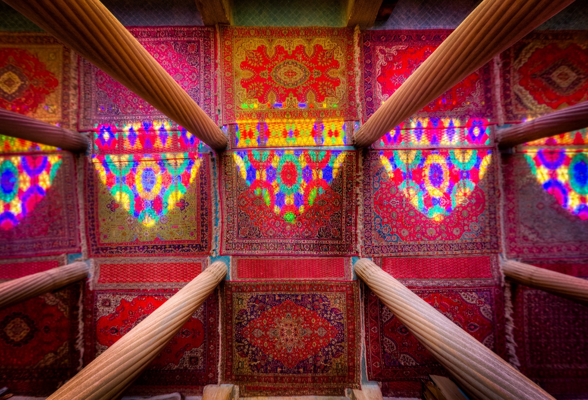 Mosquée Nasir-ol-Molk — « Colonnes, couleurs et lumière » (tapis et lumière colorée vus d’en haut)