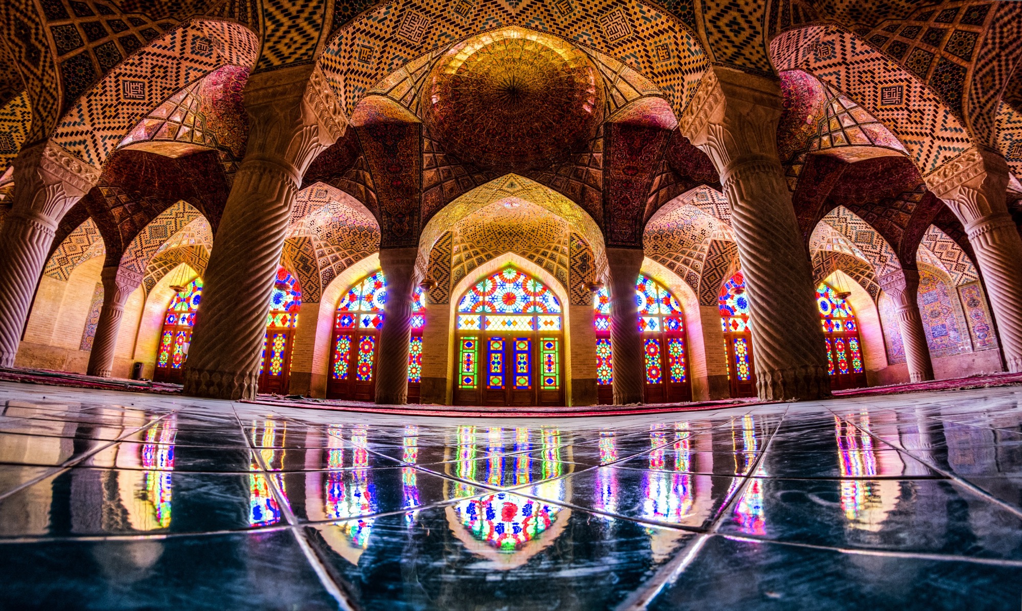 Mosquée Nasir-ol-Molk, le reflet des vitraux sur le sol