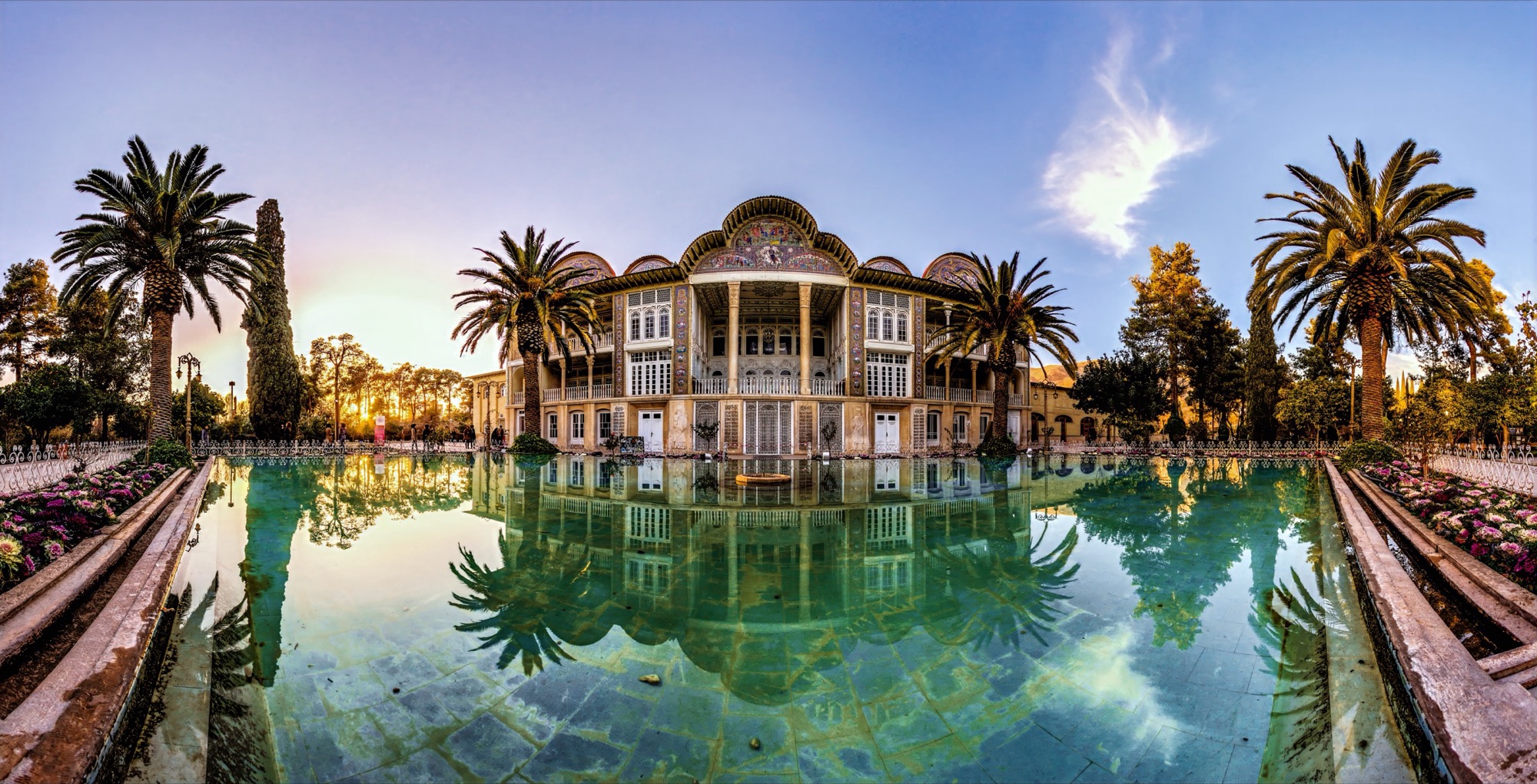 Jardin d’Eram, pavillon se reflétant dans le bassin (réduction du bruit et retouche des couleurs)