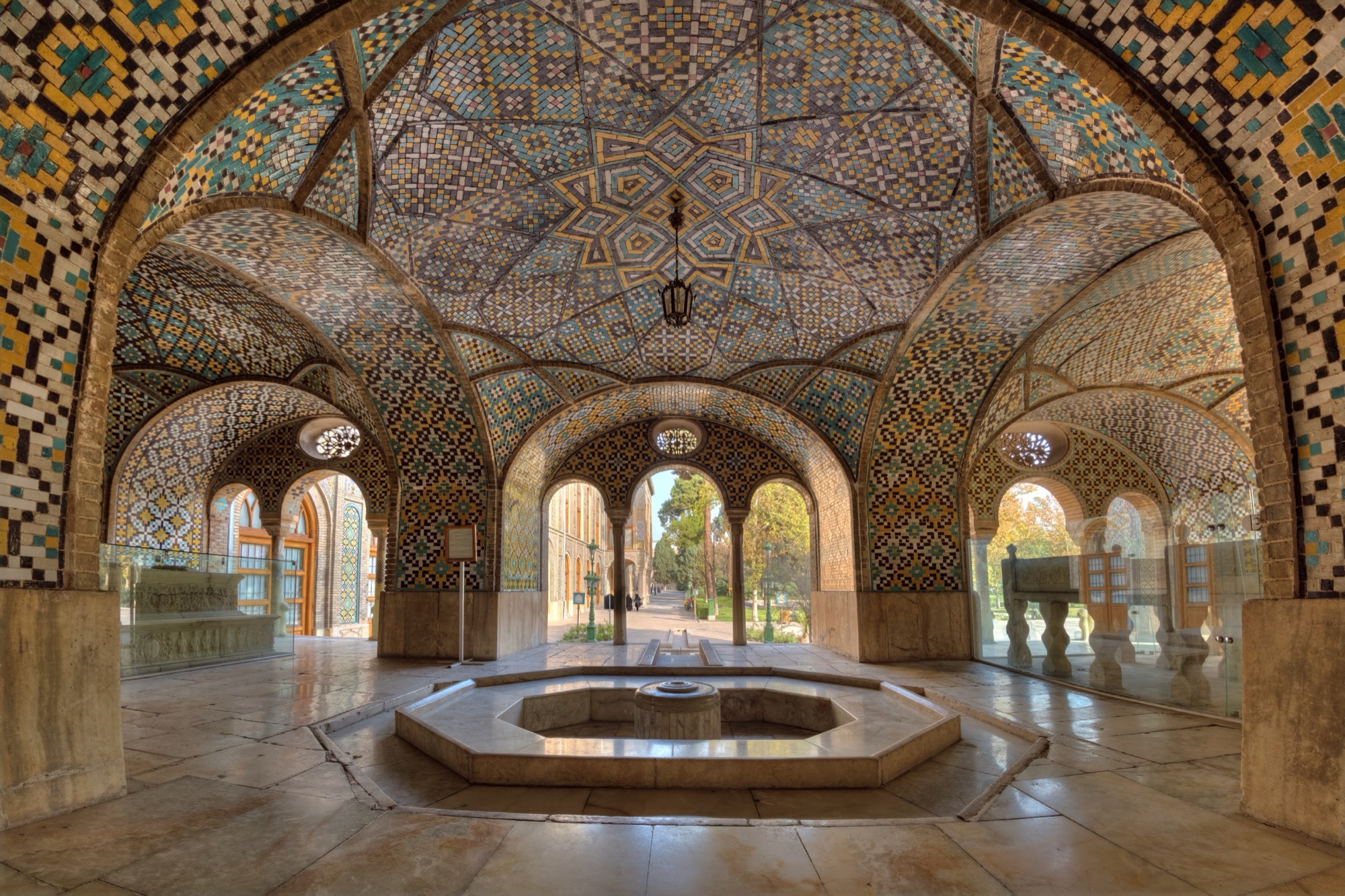 Palais du Golestan, la salle du bassin aux faïences (howz-khaneh, probablement)