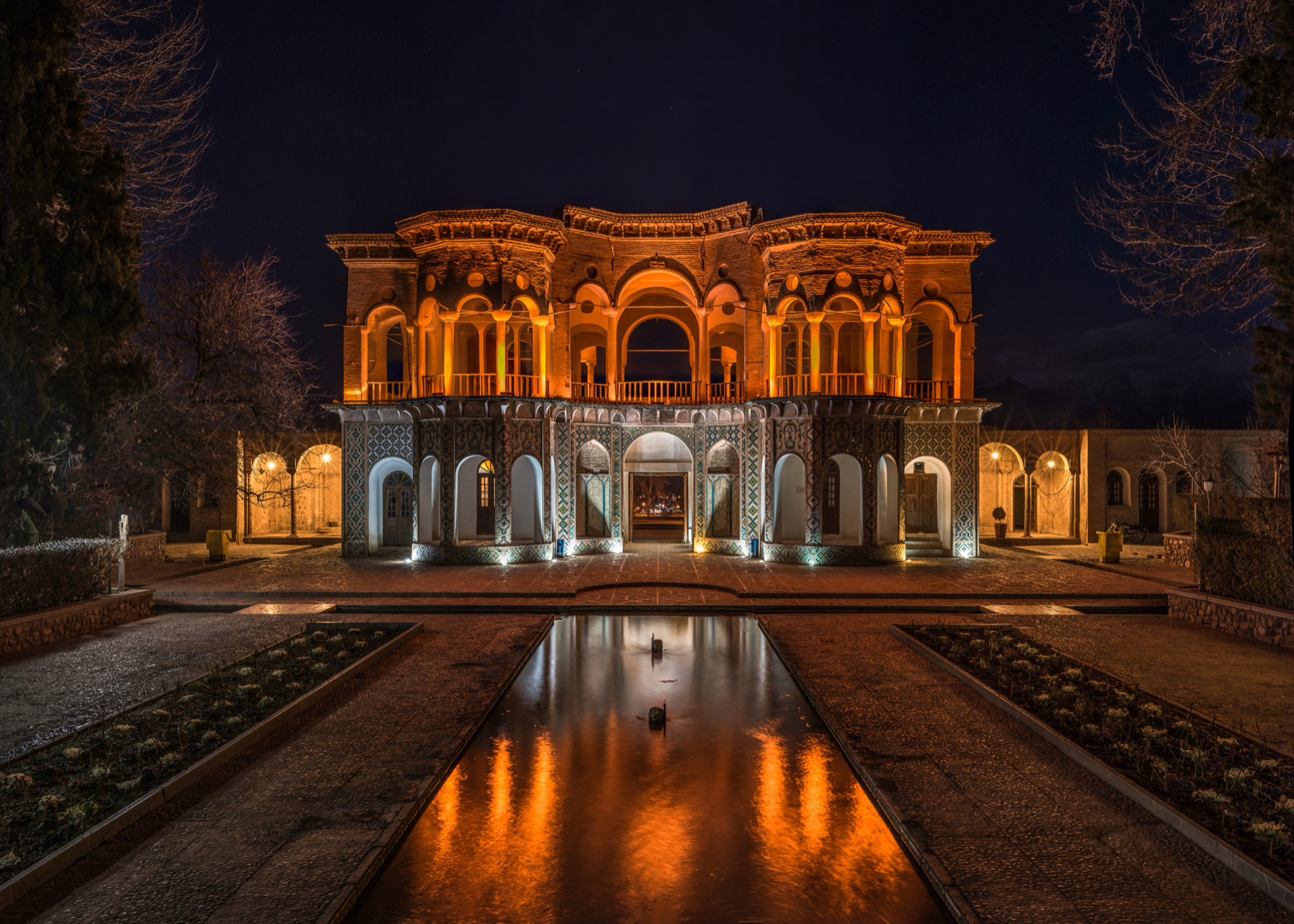 Le pavillon du jardin de Shazdeh, la nuit, au-dessus de la cascade