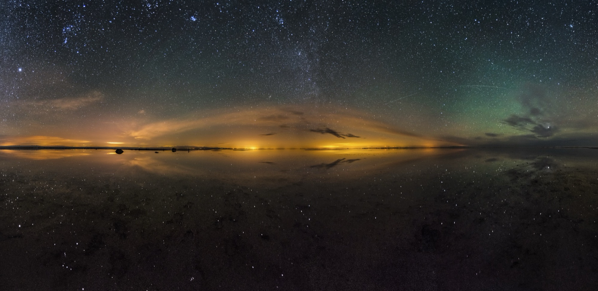 Un lac salé, la nuit, où se reflète le ciel