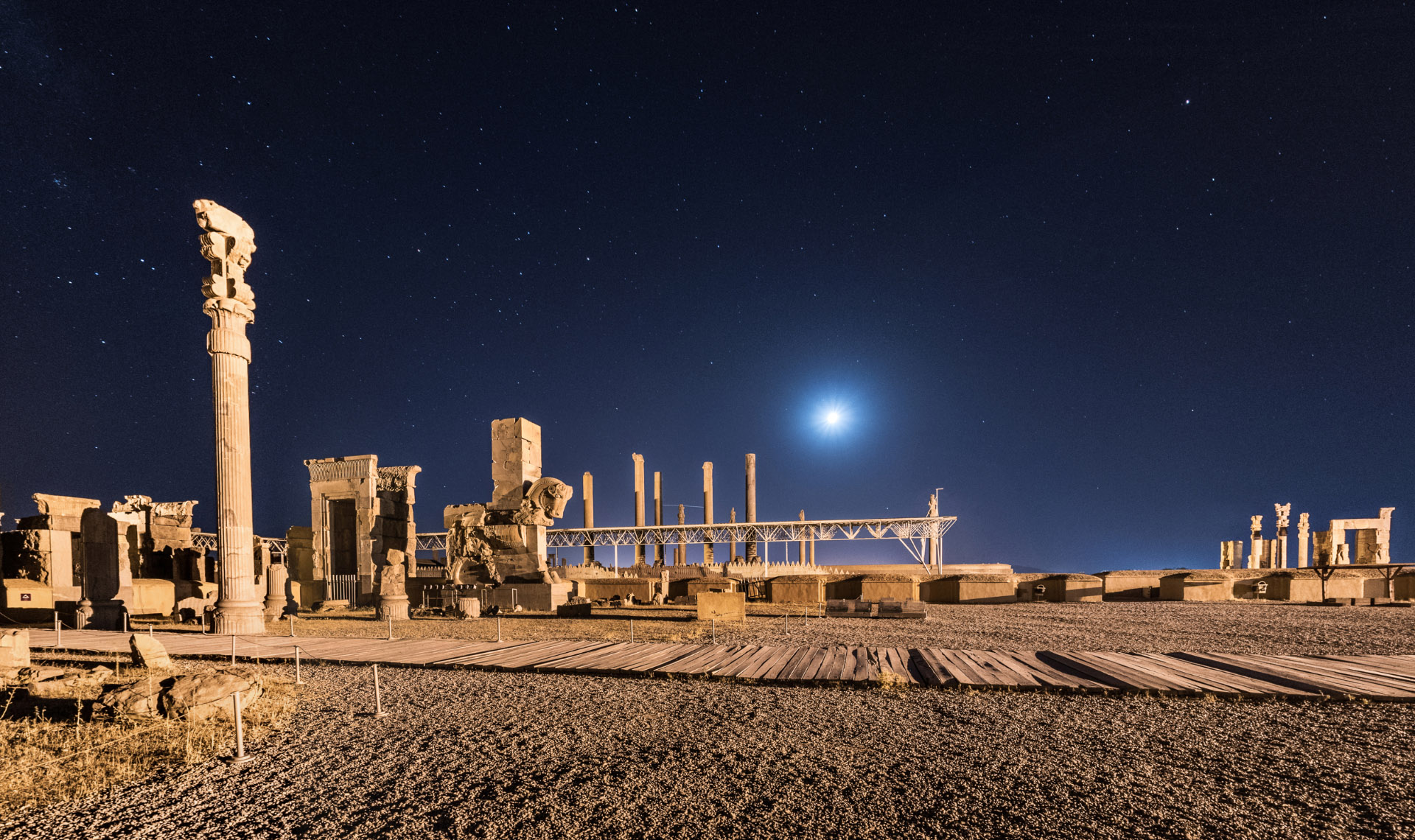 Persépolis, la nuit, 1 920 px (= Persepolis-night-HD du site)