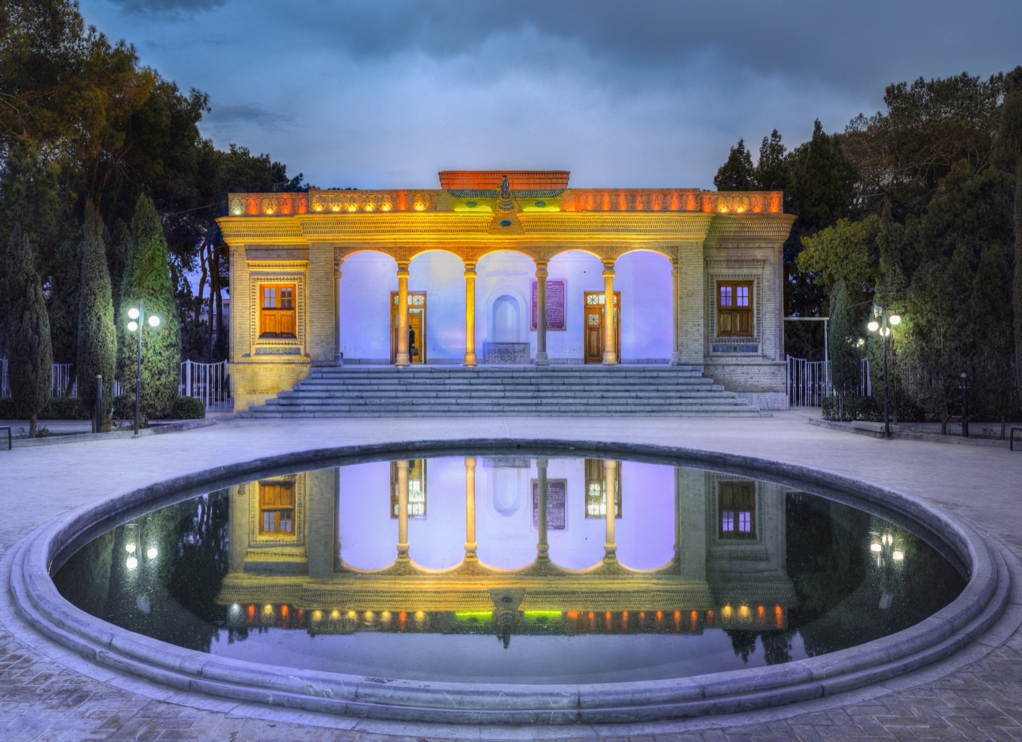 Le temple du feu Atash Behram à l’heure bleue et son reflet dans le bassin