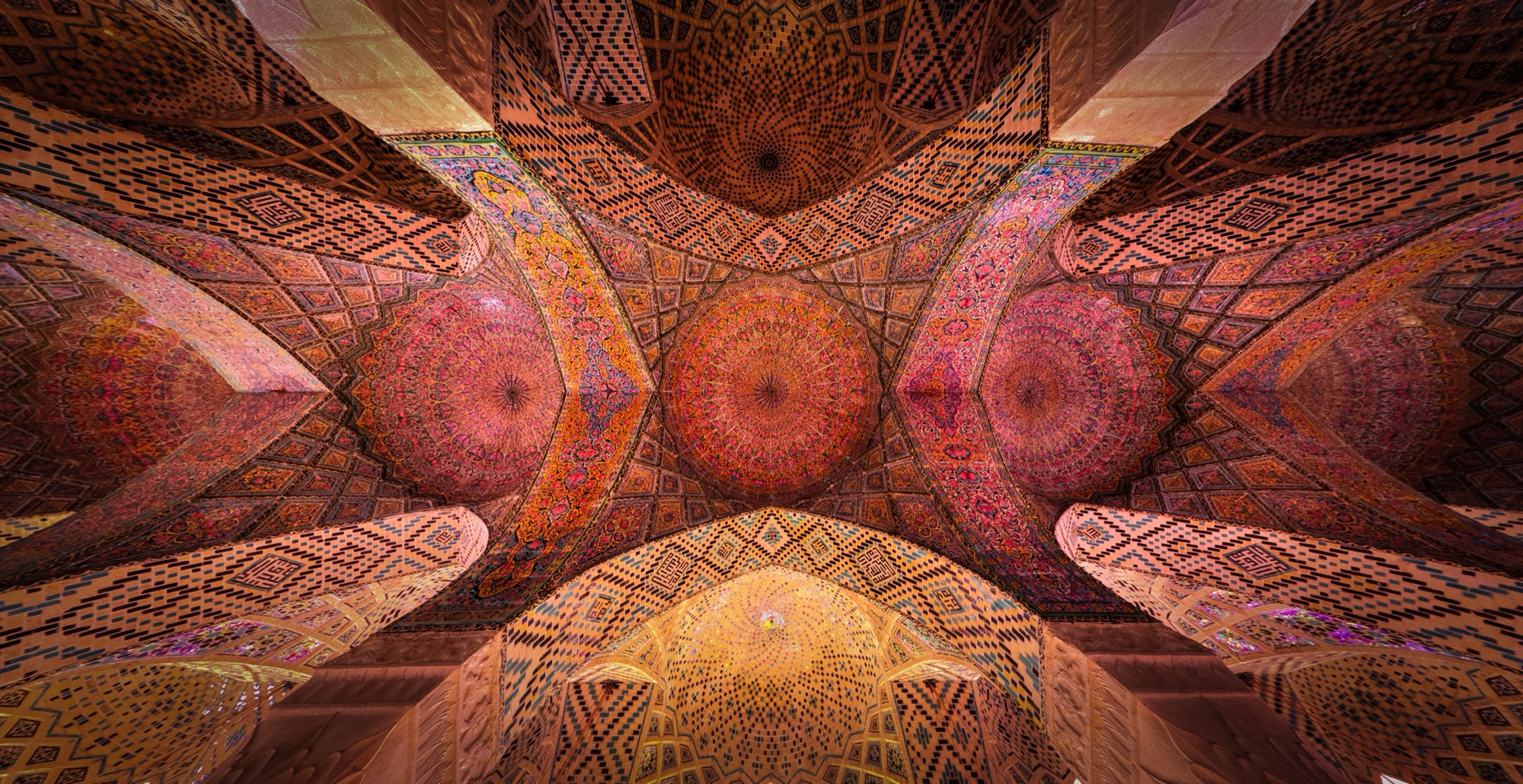 Voûtes de faïence rose, vues d’en bas — probablement la mosquée Nasir-ol-Molk