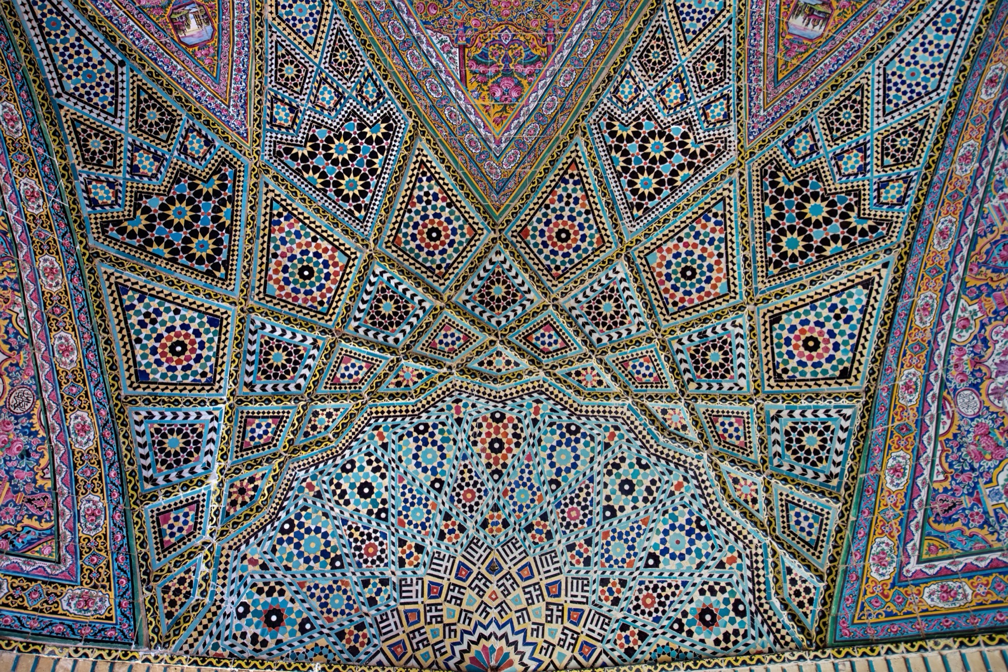 Voûte en mosaïque de faïence, géométrie étoilée — probablement la mosquée Nasir-ol-Molk