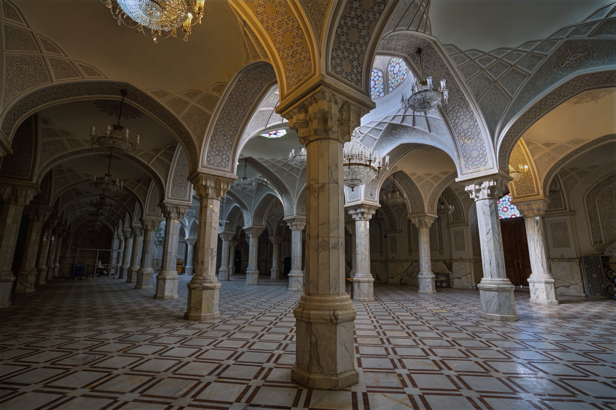 Marble-column prayer hall (same visit as p073)